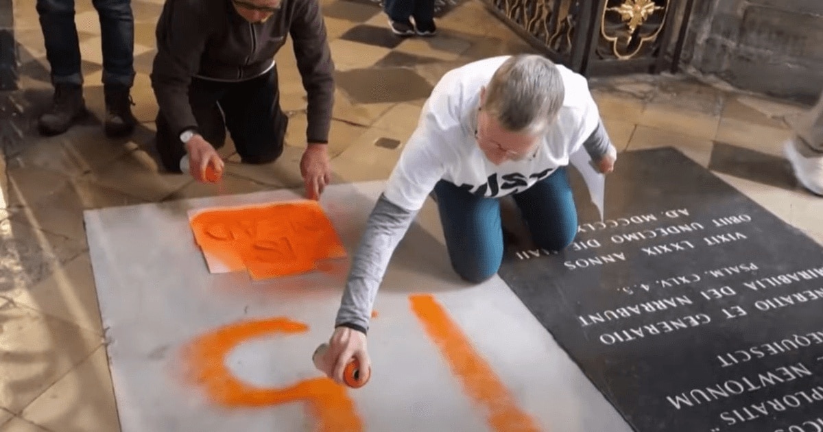 Mormântul lui Charles Darwin, vandalizat