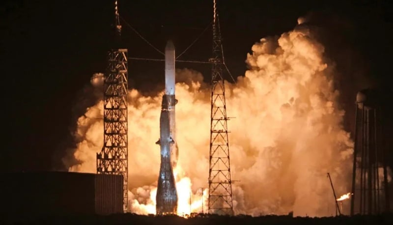 Lupta pentru spațiu a celor mai bogați 2 pământeni: Racheta lansată de compania lui Jeff Bezos