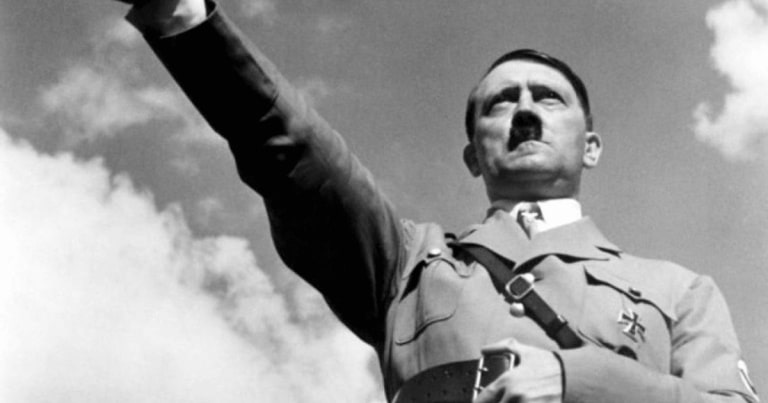 Hitler îşi obliga soldaţii să poarte în geantă câte o femeie gonflabilă