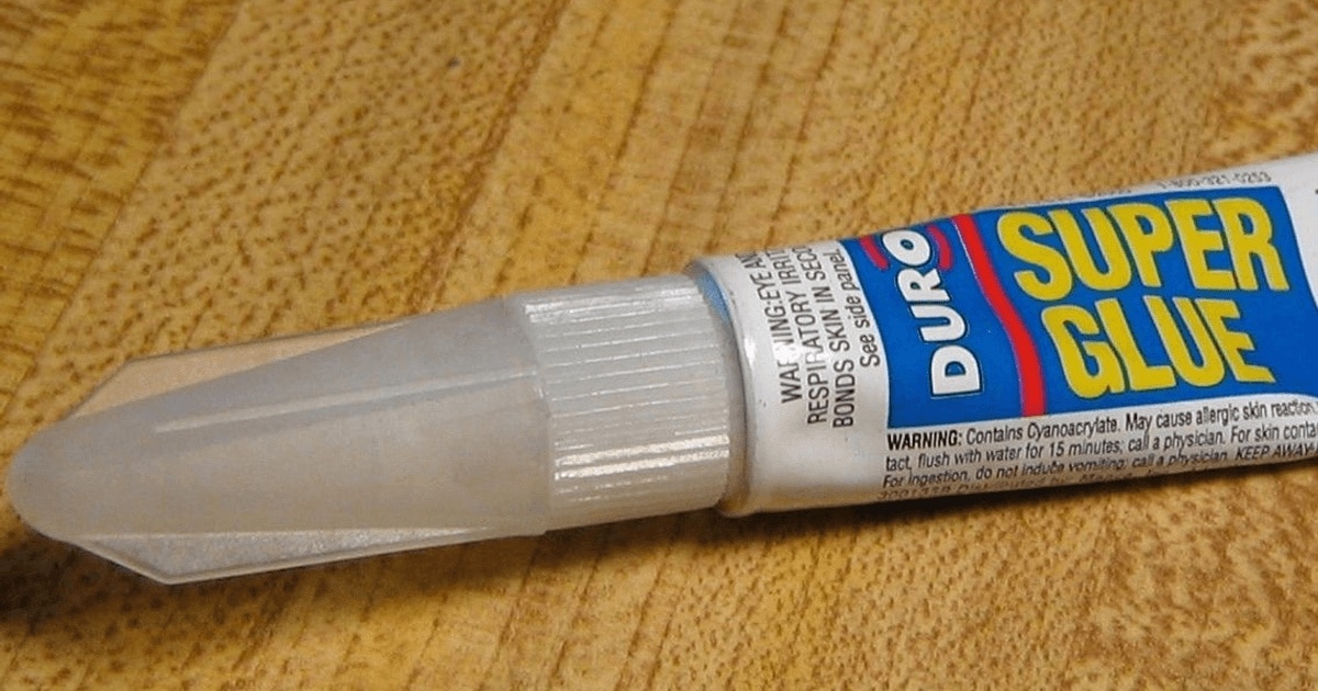 Banalul lipici «Super Glue» a fost inventat printr-un accident