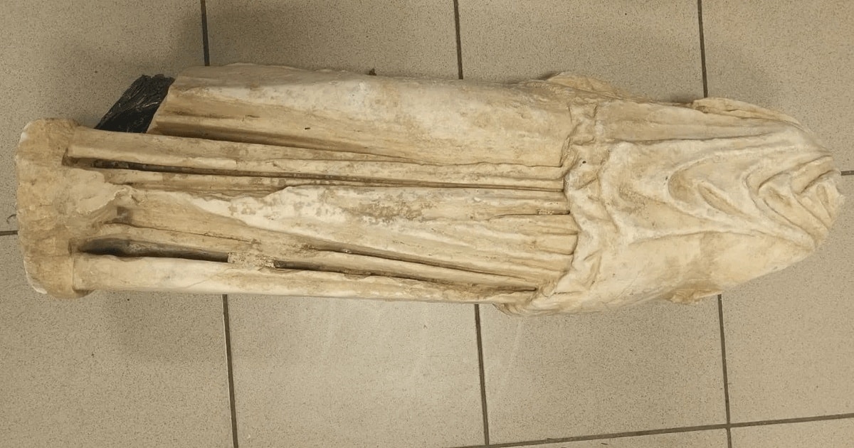 O statuie antică, descopertă lângă coșuri de gunoi în nordul Greciei