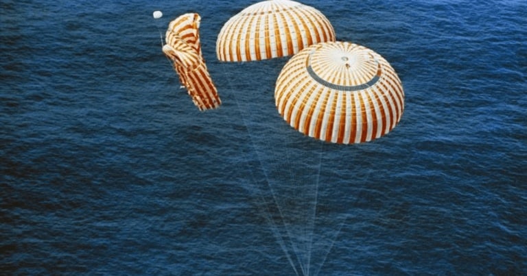 Cum a apărut paraşuta. O istorie de peste 4000 de ani!