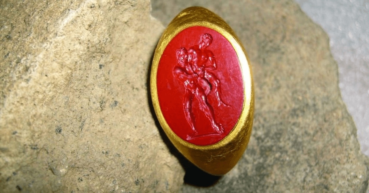 Inel-sigiliu descoperit de doi pasionaţi de istorie