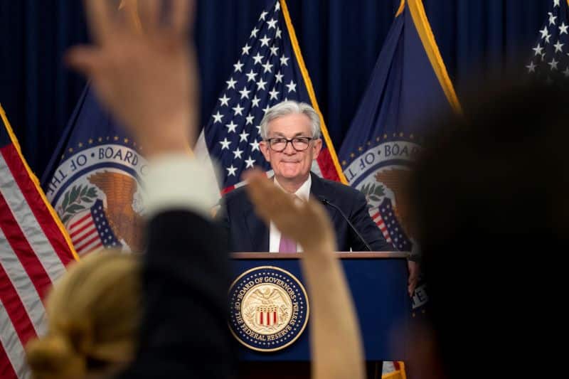 Divergență majoră în politicile celor mai importante bănci centrale: Fed va menține dobânzile, în ciuda presiunilor lui Trump