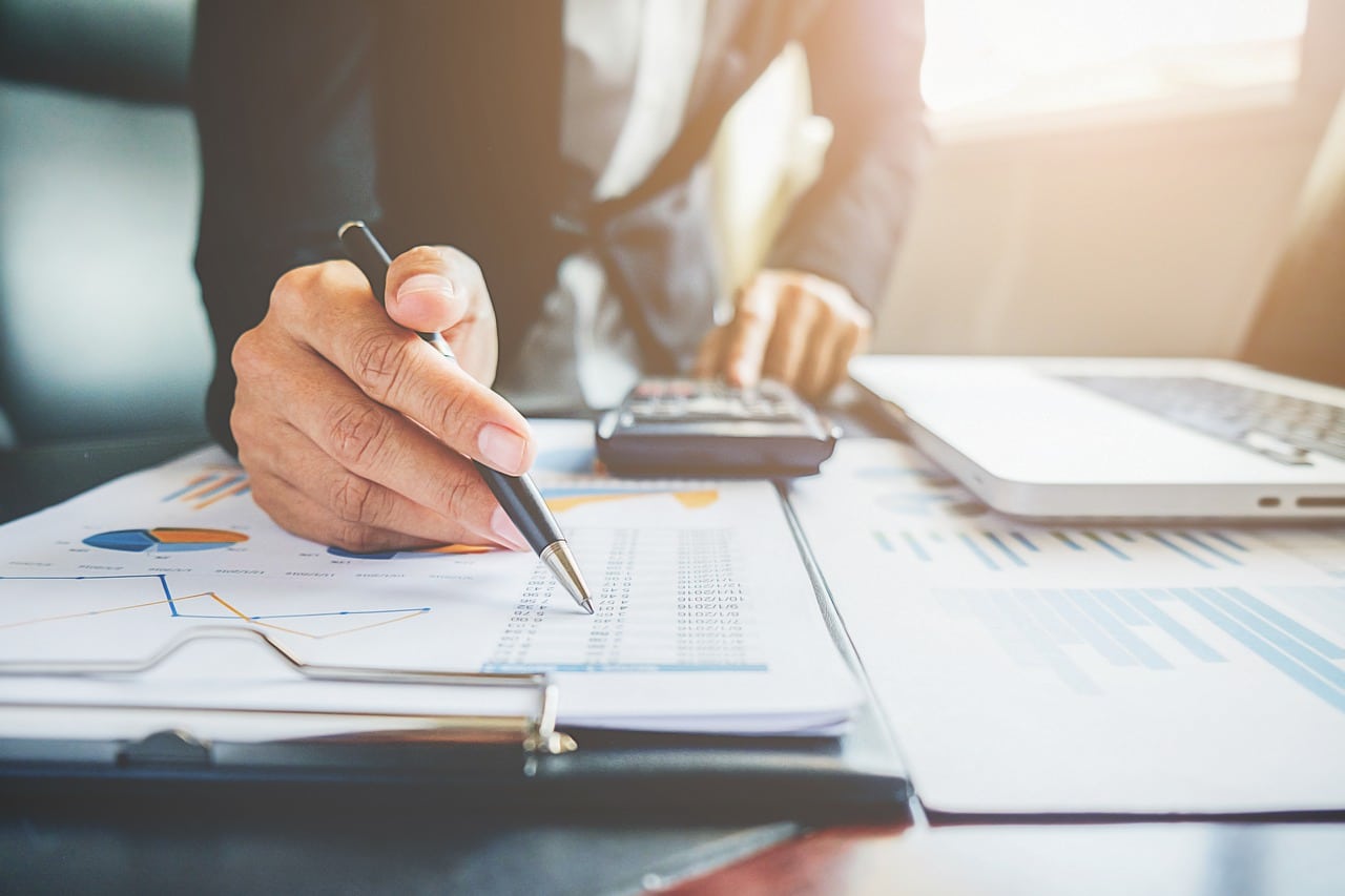 BCR Raport: Guvernul are nevoie de noi măsuri fiscale echivalente cu 0,7-0,8% din PIB pentru a atinge ținta de deficit. Povestea stagflației aferentă României