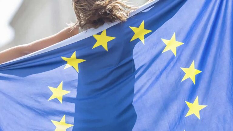 Eurobarometru: Tinerii români, cei mai convinşi din UE că nu sunt expuşi la dezinformare 