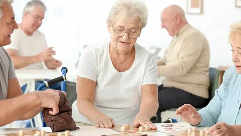 România intră oficial în categoria statelor cu populație super-îmbătrânită. Scenariile europene pentru următoarele decenii