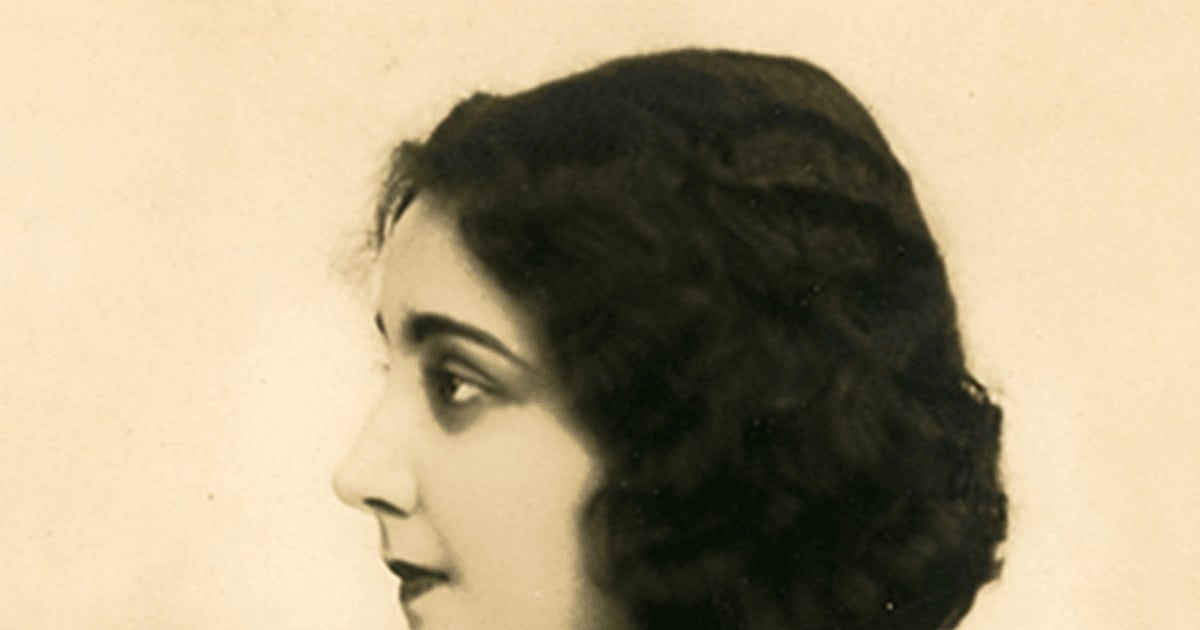 Cărți poștale cu câștigătoarea primului concurs „Miss România” din istoria României (1929), publicate de MNIR