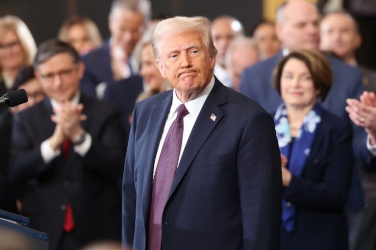 Războiul comercial – Donald Trump trage prima ”salvă de artilerie” cu tarife asupra Canadei, Mexicului și Chinei. Impactul și reacțiile