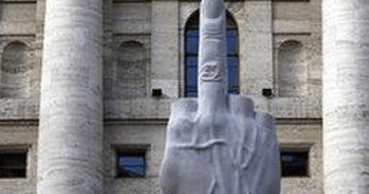 Sculptura obscenă din faţa bursei din Milano va fi păstrată?