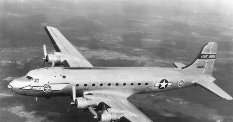 Misterul dispariției avionului Skymaster: o enigmă înghețată în timp