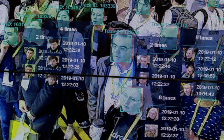 Opt utilizări ale Inteligenței Artificiale interzise în UE