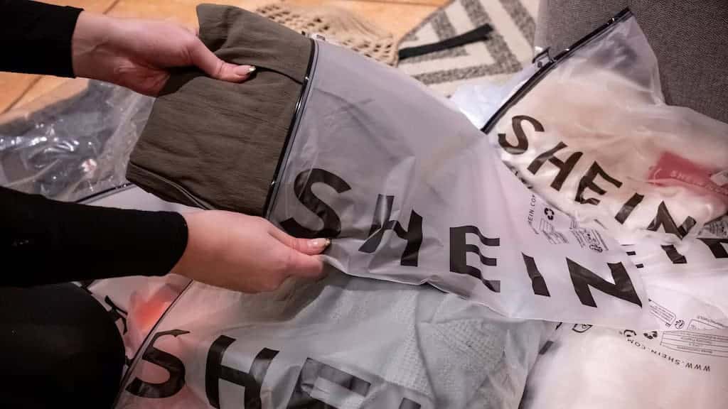 Lovitură pentru platformele e-commerce Temu și Shein: Poșta americană nu mai preia coletele care sosesc din China și Hong Kong