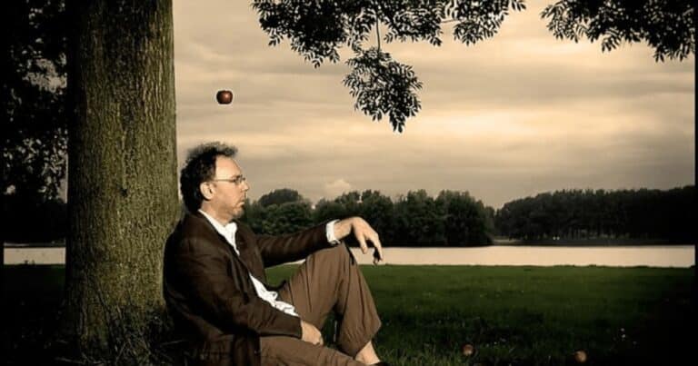 Newton nu a descoperit gravitaţia fiind lovit de un măr în cap