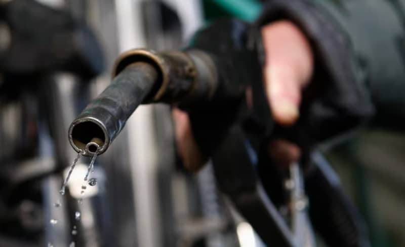 Petrolul scade, combustibilii se scumpesc – prețurile României în tabloul europen