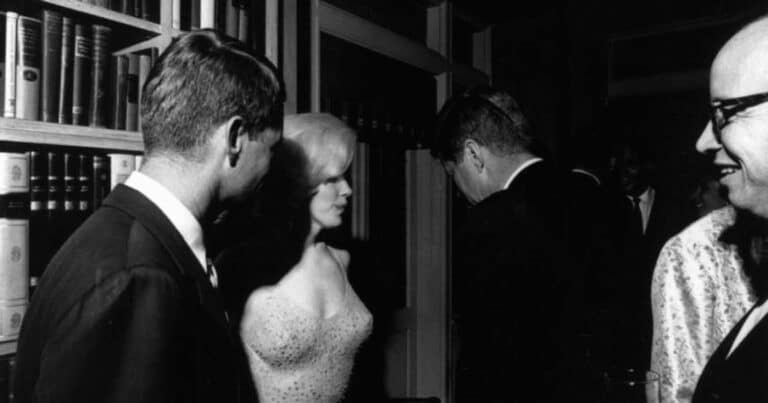 O fotografie rară cu  Marilyn Monroe şi fraţii Kennedy, scoasă la licitaţie
