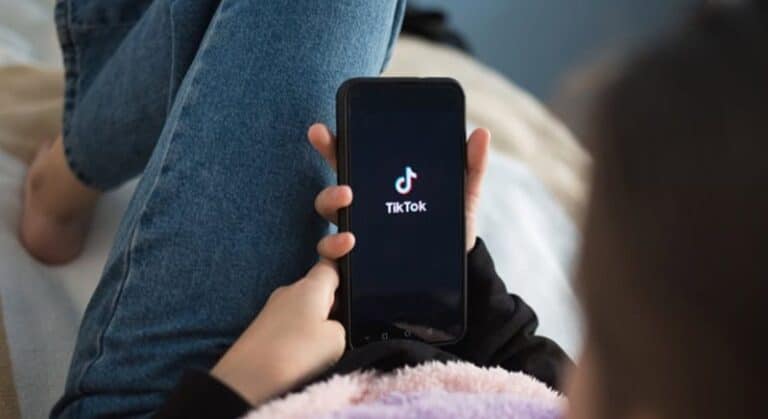 Generația TikTok a României: 8 din 10 adolescenți accesează zilnic, vârsta medie de deschidere a unui cont – 13 ani. Timpul pierdut pe platformă