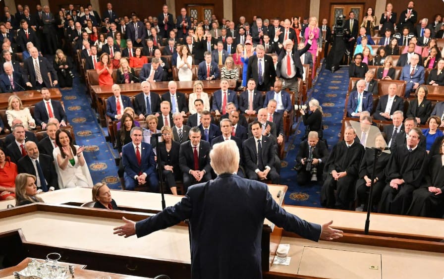 Reacții pe piețe după discursul lui Donald Trump din Congres: Dolarul și țițeiul pe scădere, revenire slabă pe burse – Volatilitea va continua