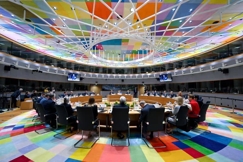 Summit extraordinar privind apărarea europeană: Undă verde pentru creșterea cheltuielilor de înarmare/ Ungaria s-a opus sprijinului militar pentru Ucraina