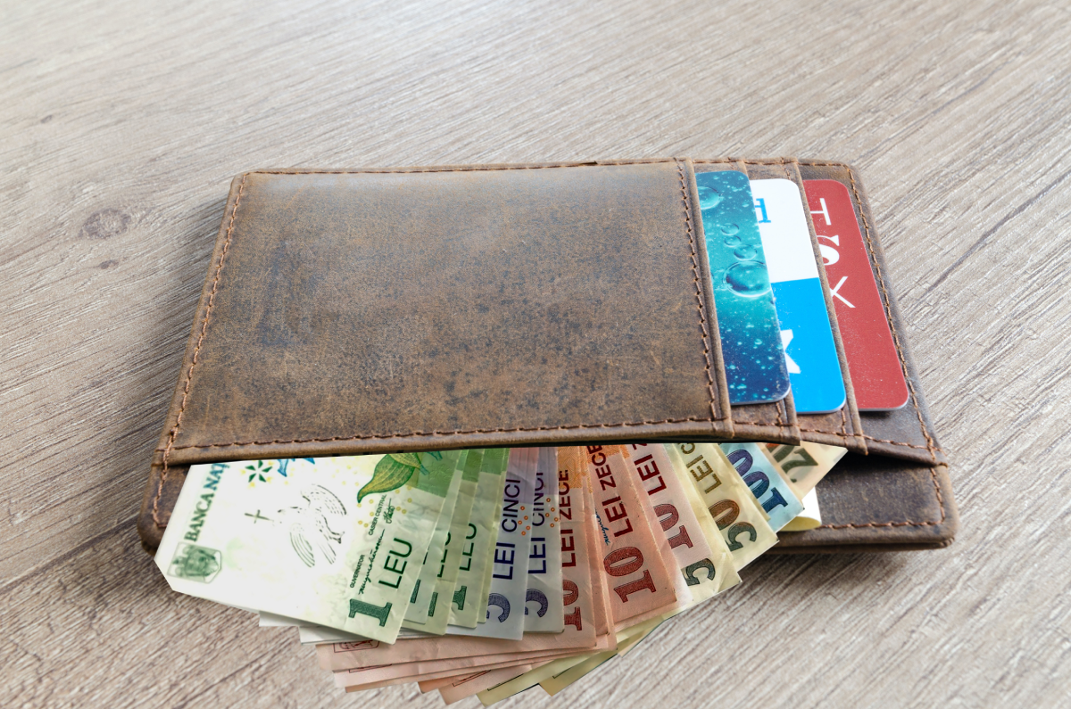 Câți bani cash sunt în România și cât de mult folosesc românii numerarul – Plățile s-au digitalizat, dar cash-ul rămâne important în economie. Valoarea banilor rulați prin bănci a depășit 10 trilioane de lei