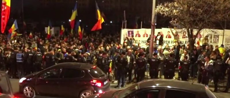 UPDATE / Călin Georgescu iese definitiv din cursa prezidențială – CCR respinge candidatura sa / susținătorii acestuia protestează în fața Parlamentului; forțele de ordine – măsuri speciale