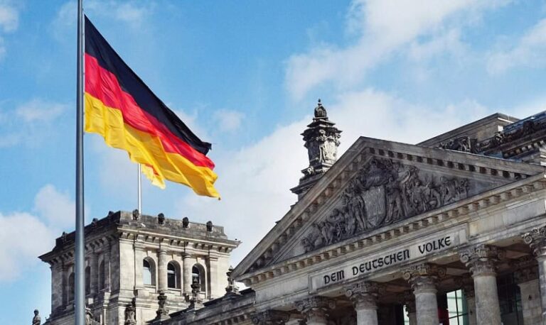 Euforie pe piețele financiare din Europa – Berlinul ridică piciorul de pe ”frâna datoriei” – Piețele salută reînarmarea Germaniei