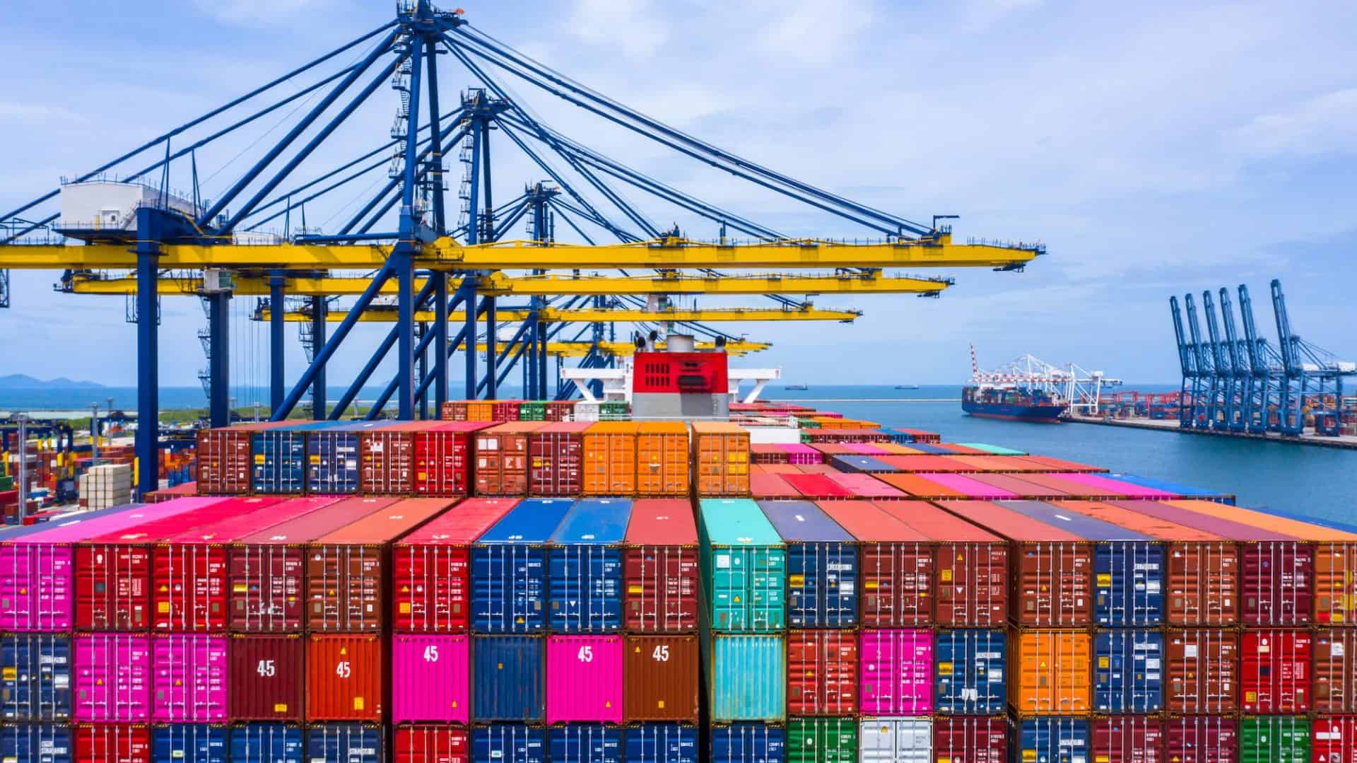 Probleme în comerțul internațional al UE: cădere de la excedent la deficit comercial, chiar înainte de declanșarea războiului tarifelor cu SUA – Scăderi la exporturile de vehicule și utilaje în ianuarie