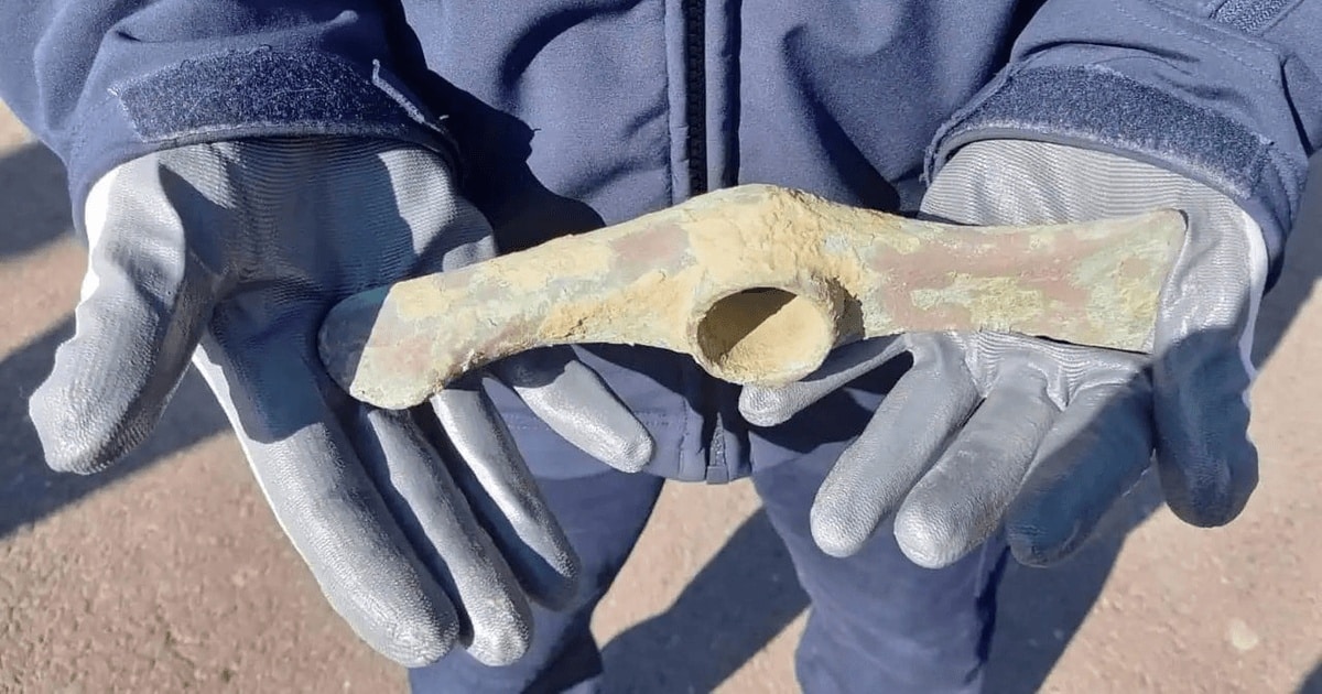 Un topor de aramă, cu o vechime de peste 5.000 de ani, descoperit de un jandarm