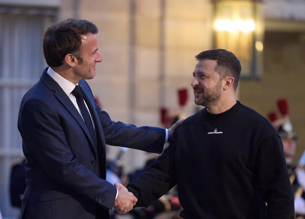 Anunțul lui Zelenski, după summitul de la Paris: Macron și Starmer, desemnați să reprezinte Europa în negocieri / Europa nu va ridica sancțiunile împotriva Moscovei