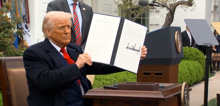 Taxă pe economia mondială: ”Aceasta este declarația noastră de independență economică. Vom produce tot ce avem nevoie în America”. Rata tarifară medie urcă la cel mai mare nivel din ultima sută de ani