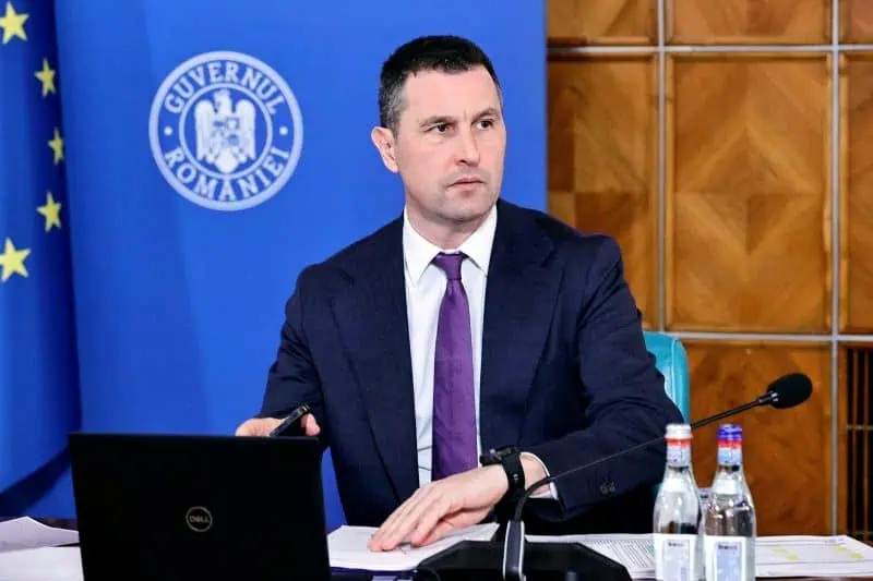 Guvernul a redus ”taxa pe stâlp”, dar speră să obțină tot 1 mld. lei în plus la buget