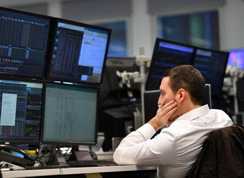 Prăbusirea burselor – principiul dominoului: minus 7% pentru DAX, indicele bursei germane – minus 13% la Hong Kong. Wall Street testează Casa Albă