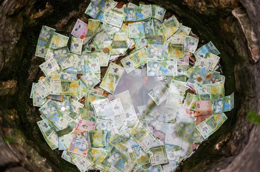 Fluvii de bani în bănci: Surplusul de lichiditate din sistemul bancar a crescut la 34 mld. lei