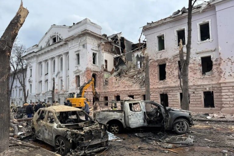 Bloomberg: Planul de pace al SUA pentru Ucraina discutat la Paris: Teritoriile ocupate rămân la ruși, Fără Ucraina în NATO – Relaxarea sancțiunilor pentru Moscova – Garanții de securitate în discuție