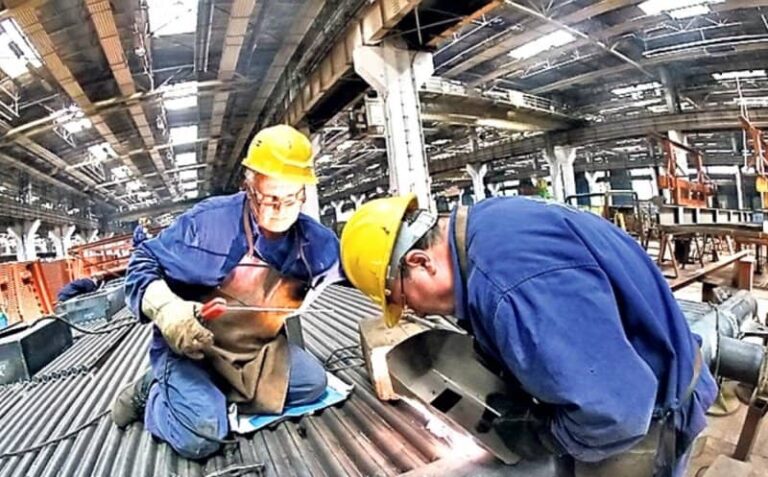 Criza din industrie se agravează – Cifra de afaceri și comenzile noi își continuă scăderea