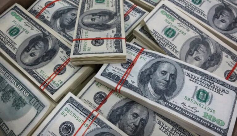 Dolarul american lunecă spre cea mai proastă performanță, în primele 100 de zile ale unui mandat prezidențial, de când Richard Nixon abandonat standardul aur