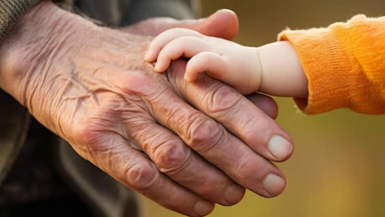 Îmbătrânirea demografică: Vârsta mediană a crescut cu 0,5 ani într-un an, până la 43,7 ani. Intrăm în categoria statelor cu populație super-îmbătrânită