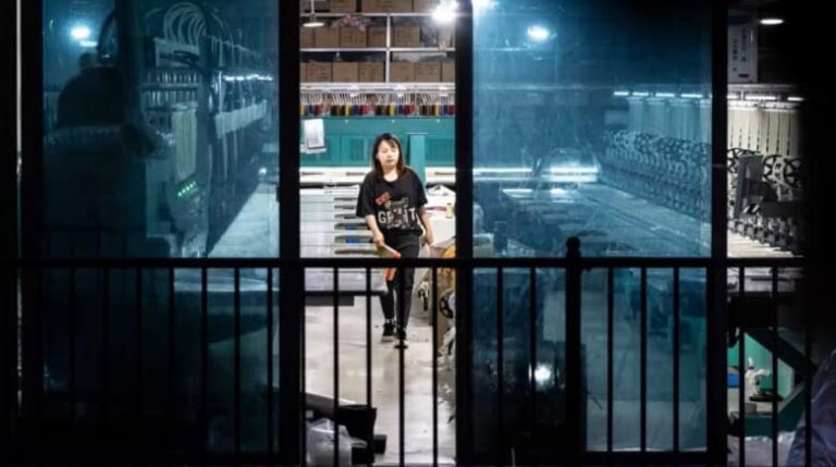 Fabricile din China își reduc producția și concediază muncitori – Tarifele impuse de Trump echivalează cu un embargo comercial total – China anunță ”un război comerial prelungit”