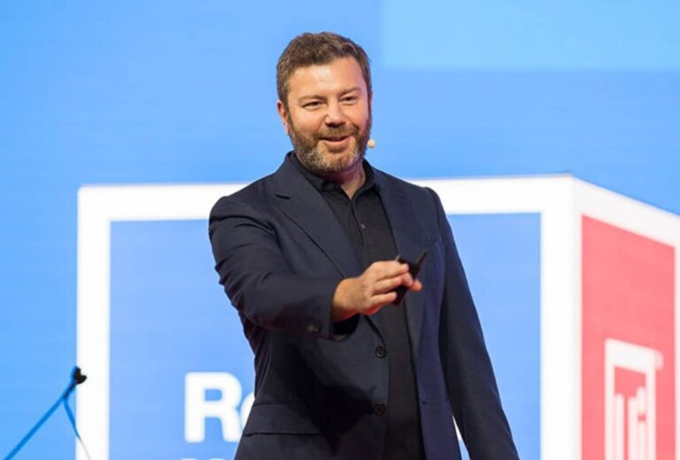 VIDEO / Fondatorul UiPath: „Fiecare angajat va trebui să se adapteze pentru a lucra cu agenți AI. Altfel, va rămâne, inevitabil, în urmă”