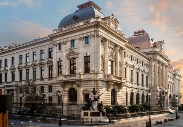 Cursul și ROBOR își trag sufletul după o săptămână agitată – Dar crește presiunea pe dobânzile la obligațiuni, cu aproape 9% pe maturitățile de 2 și 3 ani