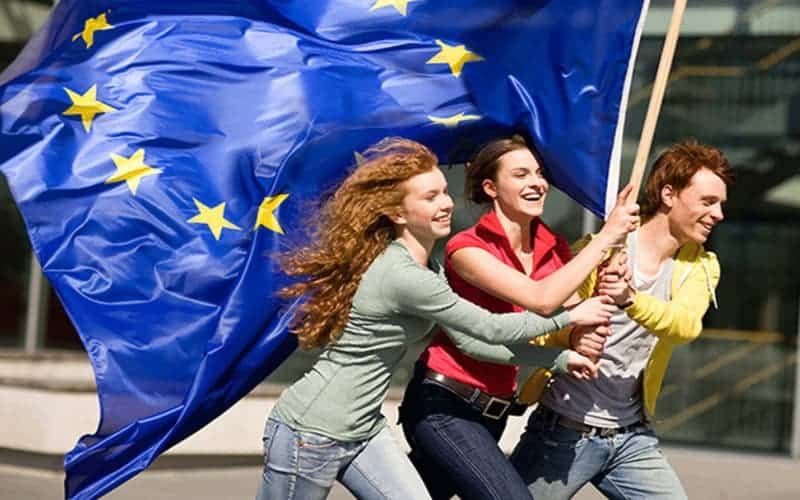Eurobarometru: Încrederea cetățenilor în UE, la cea mai mare cotă de după 2007 – ponderi record în rândul tinerilor de 18 – 24 de ani – românii, din nou mult peste medie