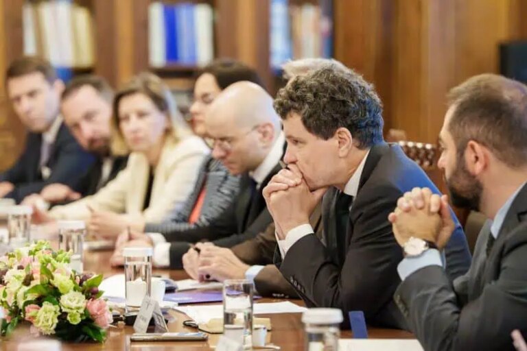 Nicușor Dan, despre negocierile pentru scăderea deficitului: ”Toată lumea e de acord că nu trebuie să crească impozitarea muncii – Premisa e să nu creștem TVA” – Cât de mare trebuie să fie ajustarea și care e strategia