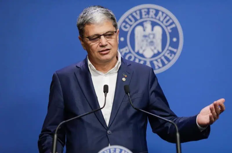 Marcel Boloș: „Aplicarea Legii salarizării unice, amânată până în 2028 sau până când deficitul va fi sub 5%” – Impactul bugetar va fi de peste 30 mld. lei / Statul nu știe numărul beneficiarilor de sporuri, pe care cheltuie 13,7 mld. lei