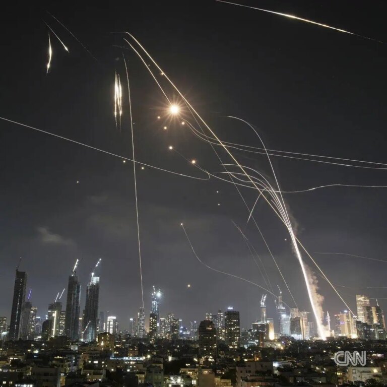 Live / Conflictul Israel-Iran ia amploare: Iran a răspuns în cursul nopții cu valuri de rachete care au ajuns la Tel Aviv și Ierusalim – Israelul ripostează deja. Ambasadorul Israelului în SUA: ”Suntem în război cu un regim hotărât să obțină puterea nucleară”. ONU – ședință a Consiliului de Securitate