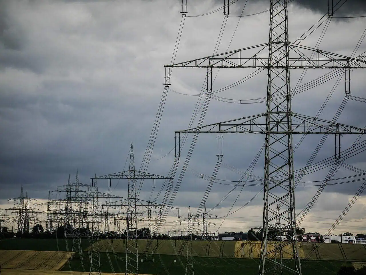 Cum arată o balanță energetică în dezechilibru: Scădere a producției de energie, cuplată cu creșteri de exporturi și importuri – Explicația: Exportăm pe maxim de producție fotovoltaică și importăm pe seară