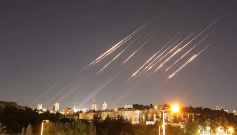 LIVE / Conflictul Israel-Iran, ziua a 5-a. Noi atacuri de ambele părți. Donald Trump insistă ca Teheranul să renunțe complet la programul nuclear. China reacționează