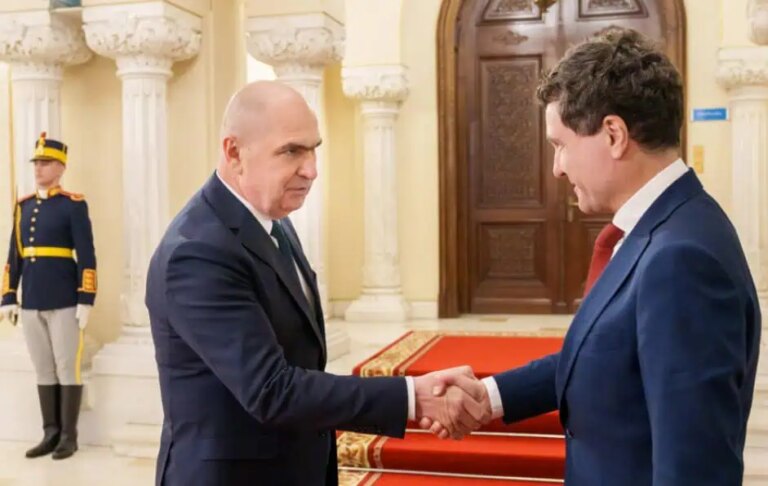 Premier cu sau fără TVA: Cea mai agitată zi a negocierilor pentru guvern. Ilie Bolojan i-ar fi spus președintelui să accepte majorarea TVA sau să se gândească la un premier tehnocrat. PSD e relaxat