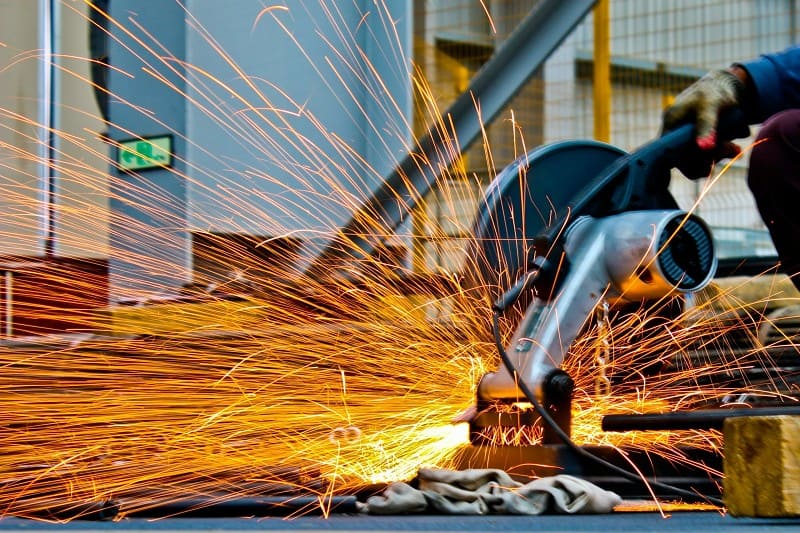 Revenire a industriei în aprilie, dar departe de necesar. Licărul de la capătul tunelului vine după 2 ani de recesiune constantă