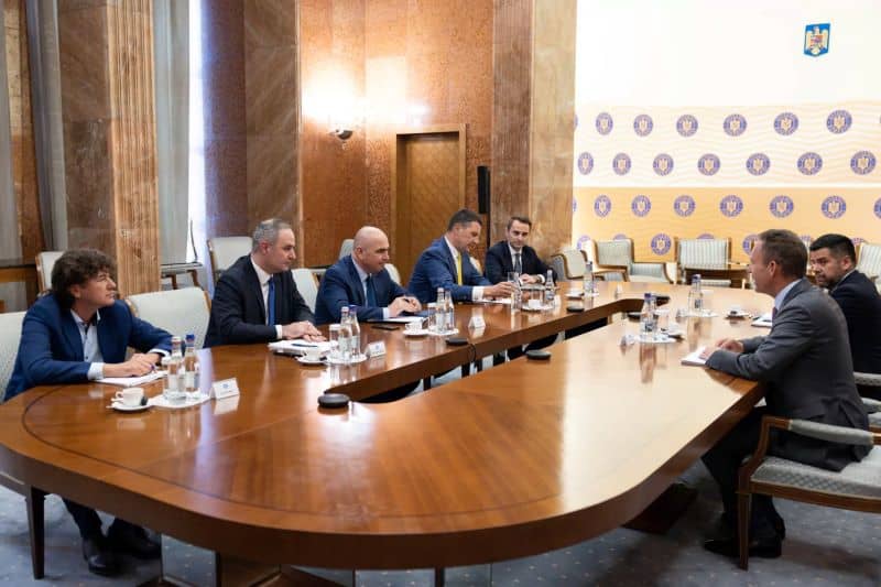 Guvern: Discuțiile cu reprezentanții Fitch s-au concentrat pe măsurile de îmbunătățire a indicatorilor financiari și a încrederii investitorilor în România