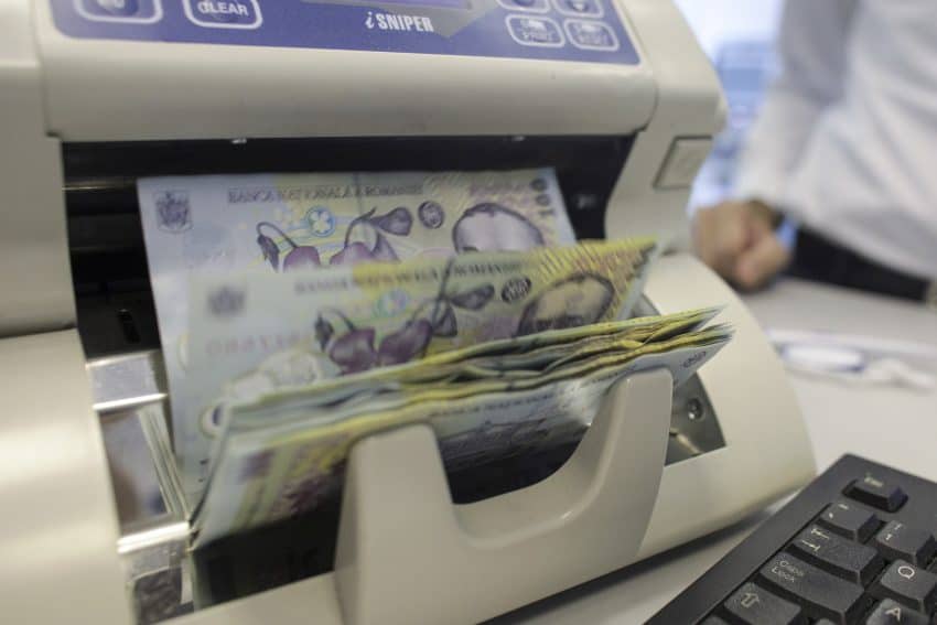 Țara buzunarului și a saltelei: Banii din afara sistemului bancar – 131,4 mld. lei în 2024, în creștere cu 14,2%